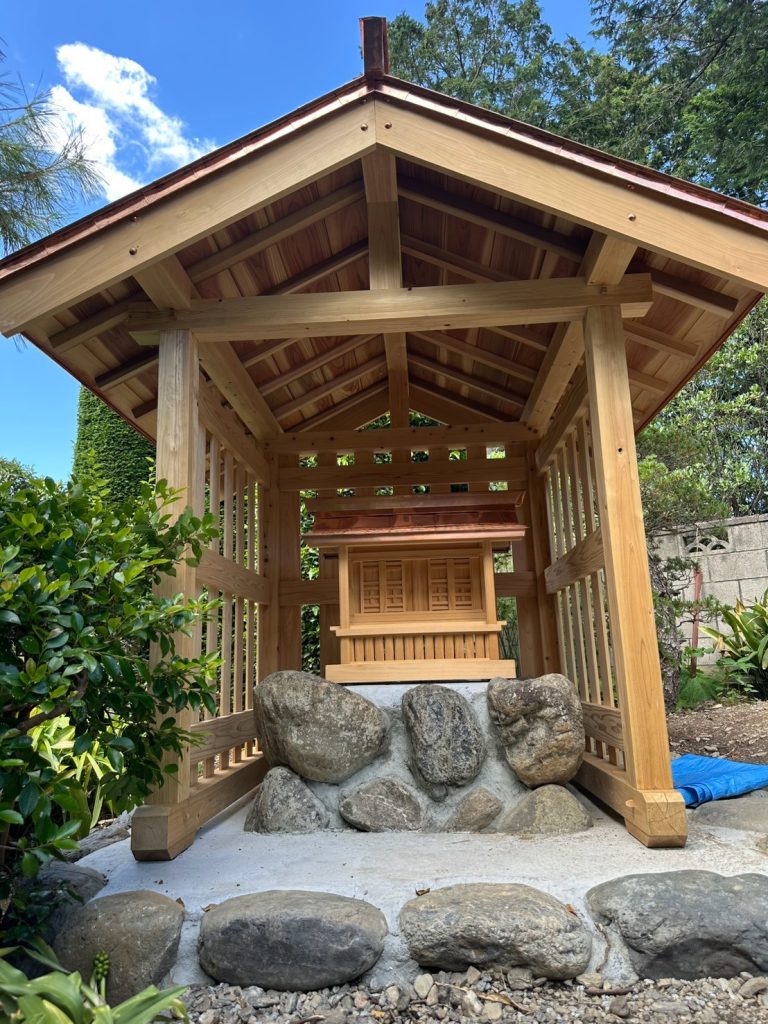 庭の祠の建て替え（工事後）