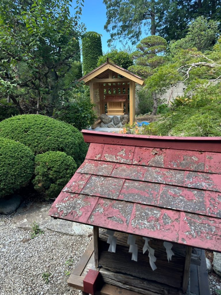 庭の祠の建て替え（工事前）