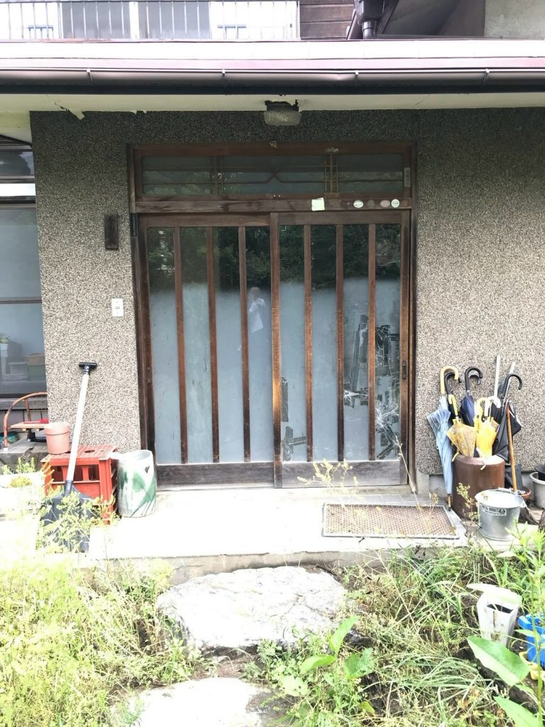 玄関引戸の交換｜木目の引戸で明るく（工事前）