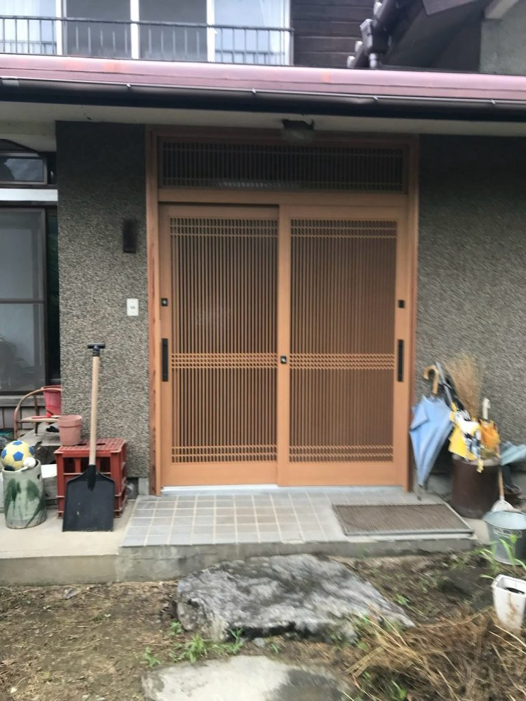 玄関引戸の交換｜木目の引戸で明るく（工事後）
