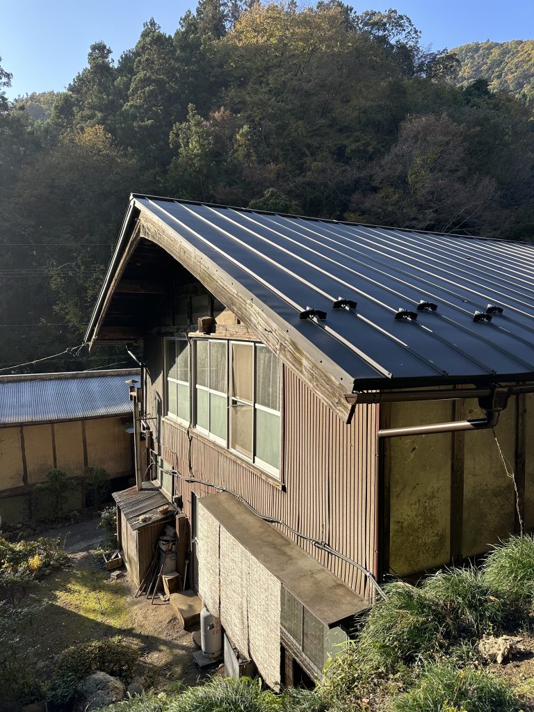 屋根の葺き替え｜ブルーシートで雨をしのいでいた家（工事後）