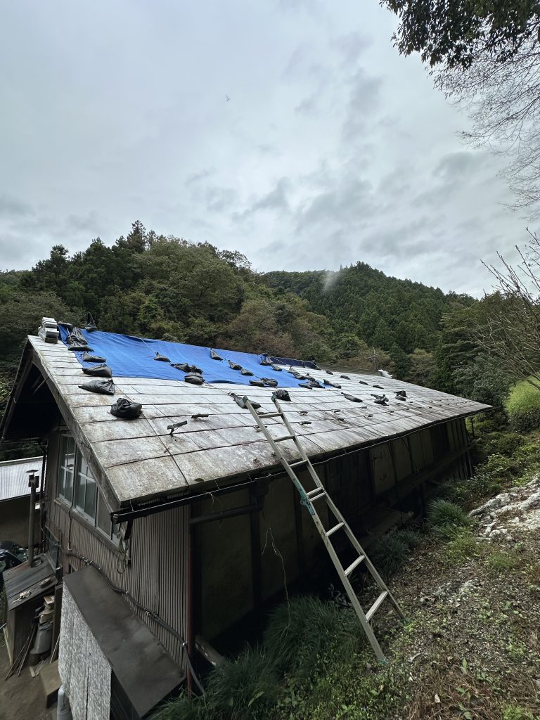 屋根の葺き替え｜ブルーシートで雨をしのいでいた家（工事前）